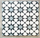 Agadir Blau Fliesen im marokkanischen Stil im Format 20 × 20 cm aus Feinsteinzeug, als Vierer-Anordnung dargestellt, um das sich wiederholende geometrische Sternmuster in Blau, Schwarz und Weiß auf neutralem Hintergrund zu zeigen.