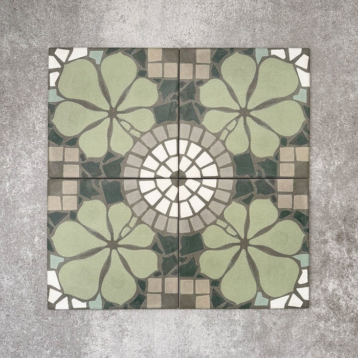Kuba Laurent Nantes Fliesen im marokkanischen Stil im Format 20 × 20 cm, gezeigt als vollständiges Musterraster. Florale Motive in sanften Grüntönen treffen auf kreisförmige Mosaikdetails und neutrale Steinoptik-Nuancen und ergeben ein harmonisches, dekoratives Design für Wand- oder Bodenflächen.