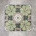 Kuba Laurent Nantes Fliesen im marokkanischen Stil im Format 20 × 20 cm, gezeigt als vollständiges Musterraster. Florale Motive in sanften Grüntönen treffen auf kreisförmige Mosaikdetails und neutrale Steinoptik-Nuancen und ergeben ein harmonisches, dekoratives Design für Wand- oder Bodenflächen.