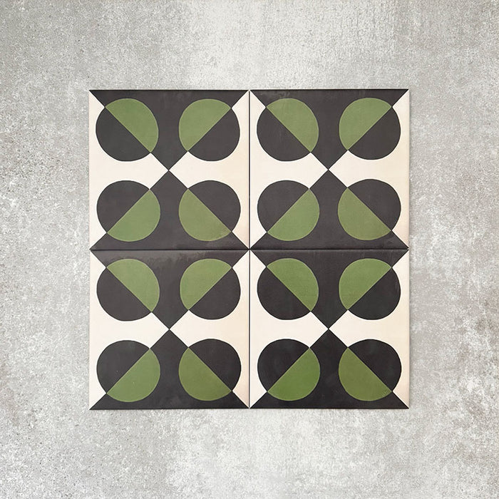 Abstrakter Illusion Verde Noir Musterfliese im Format 20 × 20 cm, in einem wiederholten Raster dargestellt, um das markante Design mit optischer Illusion zu präsentieren. Tiefschwarze und sattgrüne, geschwungene Formen stehen im Kontrast zu einem sanften, neutralen Hintergrund und schaffen ein ausdrucksstarkes Muster mit starker Wirkung – ideal für Akzentwände, Bodenflächen oder dekorative Küchenrückwände.