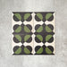 Abstrakter Illusion Verde Noir Musterfliese im Format 20 × 20 cm, in einem wiederholten Raster dargestellt, um das markante Design mit optischer Illusion zu präsentieren. Tiefschwarze und sattgrüne, geschwungene Formen stehen im Kontrast zu einem sanften, neutralen Hintergrund und schaffen ein ausdrucksstarkes Muster mit starker Wirkung – ideal für Akzentwände, Bodenflächen oder dekorative Küchenrückwände.