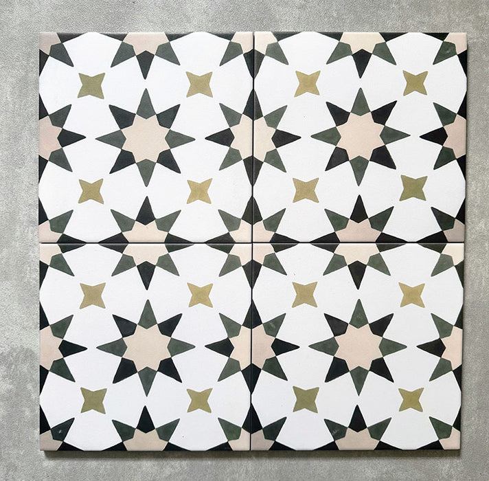 Vier Agadir Beige Fliesen im marokkanischen Stil im Format 20 × 20 cm aus Feinsteinzeug, zusammen verlegt zu einem durchgehenden geometrischen Sternmuster in sanftem Weiß mit warmen Beige-, Oliv- und Anthrazitakzenten.