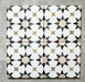 Vier Agadir Beige Fliesen im marokkanischen Stil im Format 20 × 20 cm aus Feinsteinzeug, zusammen verlegt zu einem durchgehenden geometrischen Sternmuster in sanftem Weiß mit warmen Beige-, Oliv- und Anthrazitakzenten.