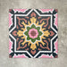 Kuba Havana Feinsteinzeugfliesen im marokkanischen Stil im Format 20 × 20 cm, in einem geometrischen Muster verlegt. Navyfarbene Flächen mit Akzenten in Rosa, Grün und Senf betonen die ausdrucksstarke Symmetrie, die filigranen Motive und den dekorativen Enkaustik-Look.