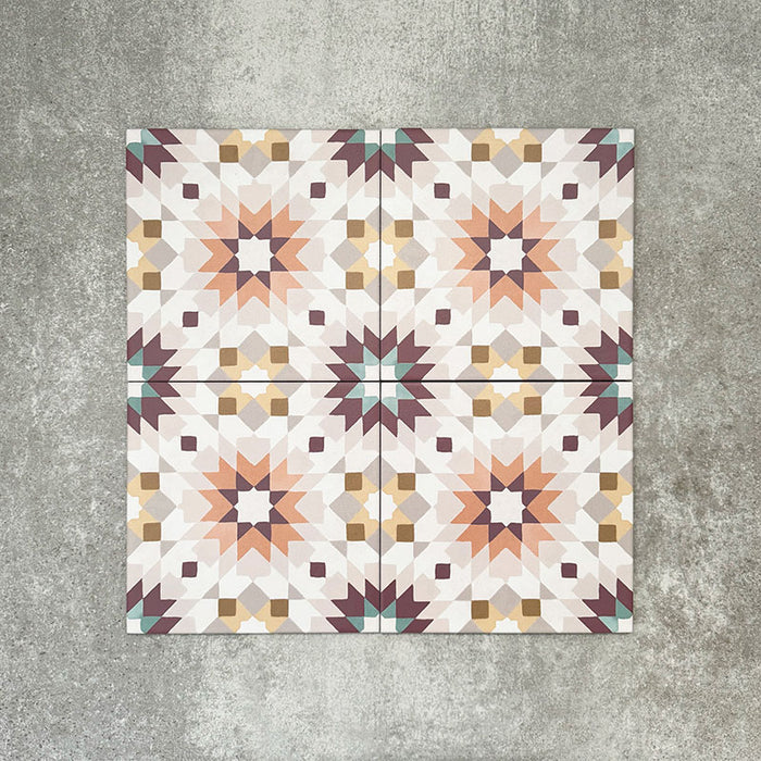 Kuba Manzanillo Feinsteinzeugfliesen im marokkanischen Stil im Format 20 × 20 cm, angeordnet in einem sich wiederholenden geometrischen Sternmuster in sanften Creme-, Senf-, Petrol- und Burgundertönen. Auf neutralem Hintergrund dargestellt, um die präzisen Details und den dekorativen Zementfliesen-Look zu zeigen.