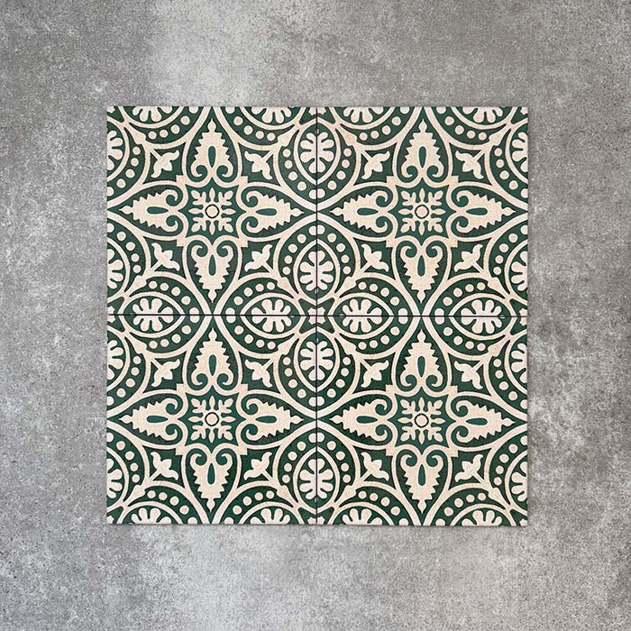 Kuba Fleur de Lis Feinsteinzeugfliesen im marokkanischen Stil im Format 20 × 20 cm, angeordnet in einem sich wiederholenden dekorativen Muster mit sanften Grün- und Weißdetails und klassischem Zementfliesen-Design.