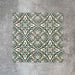 Kuba Fleur de Lis Feinsteinzeugfliesen im marokkanischen Stil im Format 20 × 20 cm, angeordnet in einem sich wiederholenden dekorativen Muster mit sanften Grün- und Weißdetails und klassischem Zementfliesen-Design.