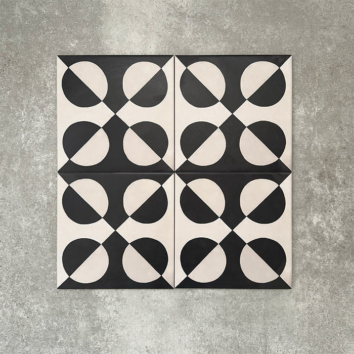  Abstrakte Schwarze Illusion Musterfliese im Format 20 × 20 cm, in einem wiederholten Raster dargestellt, um das markante Design mit optischer Illusion zu präsentieren. Kontrastreiche geschwungene Formen in Schwarz und sanftem Creme ergeben ein ausdrucksstarkes geometrisches Muster, ergänzt durch florale Akzente, die die Fliesen als Statement-Lösung für Akzentwände, Bodenflächen oder dekorative Küchenrückwände hervorheben.