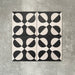  Abstrakte Schwarze Illusion Musterfliese im Format 20 × 20 cm, in einem wiederholten Raster dargestellt, um das markante Design mit optischer Illusion zu präsentieren. Kontrastreiche geschwungene Formen in Schwarz und sanftem Creme ergeben ein ausdrucksstarkes geometrisches Muster, ergänzt durch florale Akzente, die die Fliesen als Statement-Lösung für Akzentwände, Bodenflächen oder dekorative Küchenrückwände hervorheben.