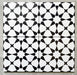 Agadir Schwarz & Weiß Fliesen im marokkanischen Stil im Format 20 × 20 cm aus Feinsteinzeug, als Vierer-Anordnung dargestellt, um das sich wiederholende geometrische Sternmuster in Schwarz und Weiß auf neutralem Hintergrund zu zeigen.