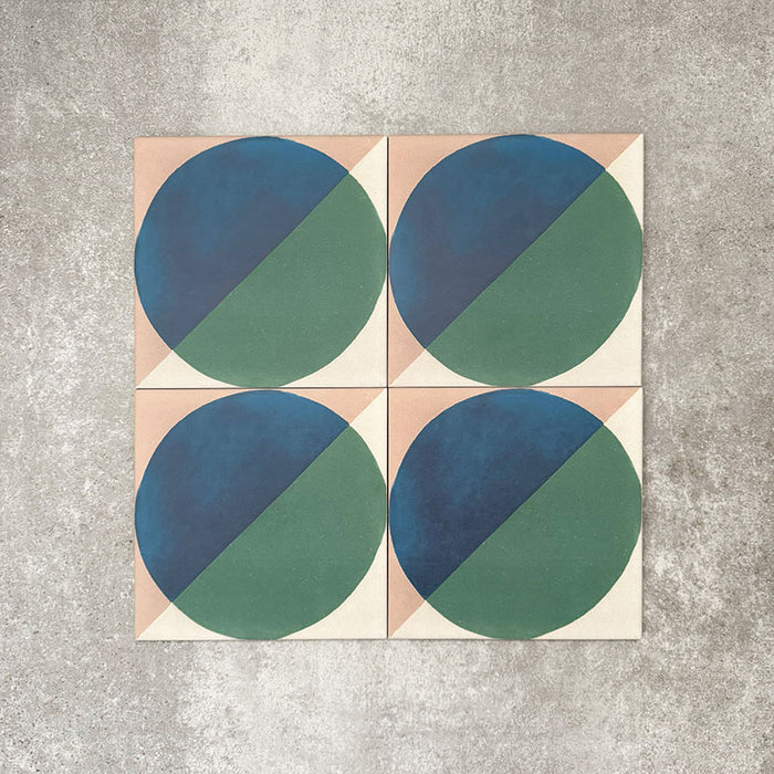 Abstrakter Ozean Musterfliese 20 cm × 20 cm, in einem wiederholten Raster verlegt, um das markante geometrische Kreisdesign zu präsentieren. Tiefe Blau- und Grüntöne werden durch sanfte, neutrale Ecken ausbalanciert und schaffen einen frischen, zeitgemäßen Look – ideal für Akzentwände, Bodenflächen oder dekorative Küchenrückwände.