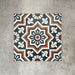 Berlin Großartig Feinsteinzeugfliesen im Format 20 × 20 cm im marokkanisch inspirierten Stil mit vollständig sichtbarem, sich wiederholendem geometrischem Design in tiefem Blau, warmem Braun und Cremetönen – ideal für markante Böden oder dekorative Wandflächen.