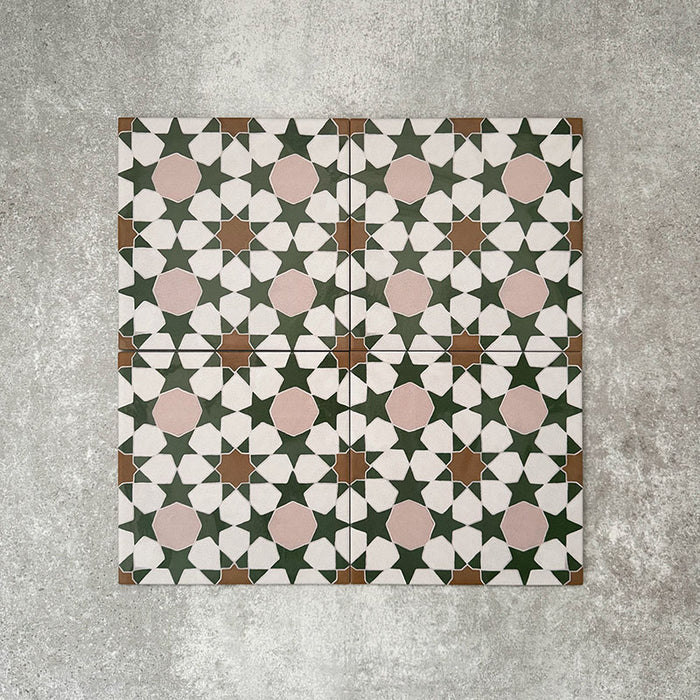 Kuba Tanane Feinsteinzeugfliesen im marokkanischen Stil, verlegt in einem wiederholten geometrischen Muster mit tiefgrünen Sternen, roséfarbenen Achtecken, klaren weißen Formen und warmen braunen Akzenten über mehrere Fliesen im Format 20 × 20 cm.