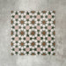 Kuba Tanane Feinsteinzeugfliesen im marokkanischen Stil, verlegt in einem wiederholten geometrischen Muster mit tiefgrünen Sternen, roséfarbenen Achtecken, klaren weißen Formen und warmen braunen Akzenten über mehrere Fliesen im Format 20 × 20 cm.