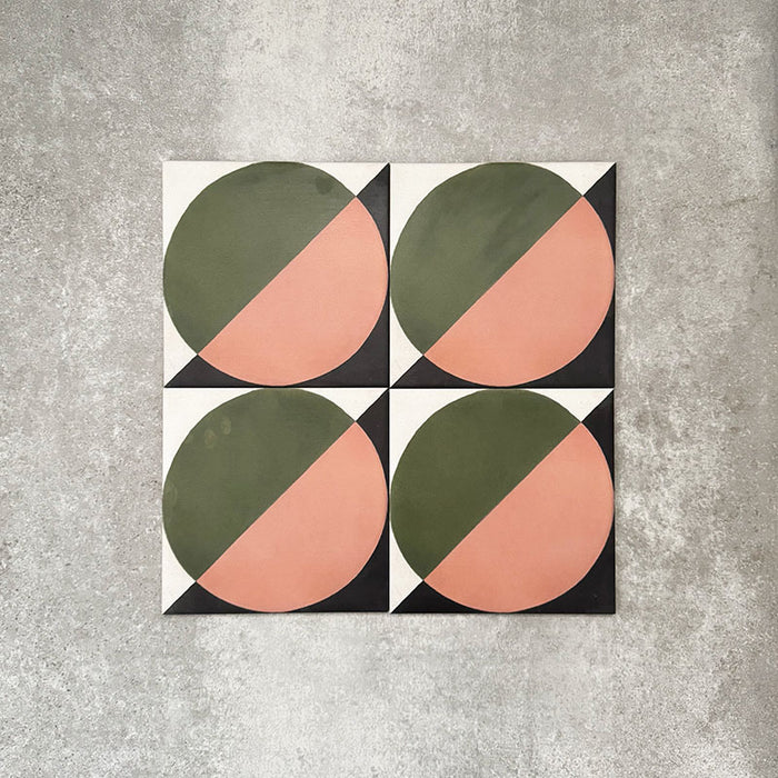 Abstrakter Mond Musterfliese im Format 20 × 20 cm, in einem wiederholten Raster verlegt, um das markante geometrische Kreisdesign zu präsentieren. Das Muster kombiniert gedeckte Grüntöne und sanfte Rosanuancen mit schwarzen Eckakzenten und schafft so einen ausdrucksstarken und zugleich ausgewogenen Look – ideal für Akzentwände, Bodenflächen oder dekorative Küchenrückwände.