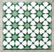 Agadir Grün Fliesen im marokkanischen Stil im Format 20 × 20 cm aus Feinsteinzeug, als Vierer-Anordnung dargestellt, um das sich wiederholende geometrische Sternmuster in Grün und Weiß auf neutralem Hintergrund zu zeigen.