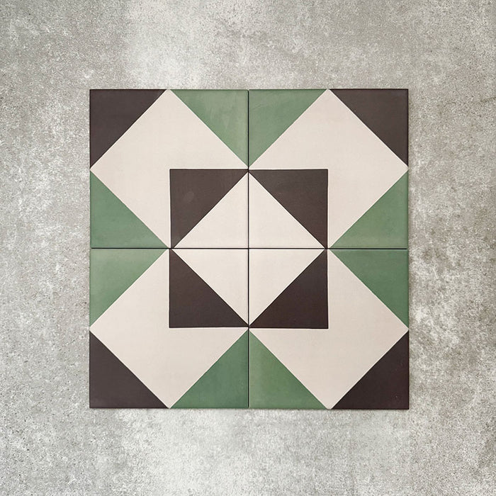 Abstrakte Winkel Musterfliese im Format 20 × 20 cm, in einem wiederholten Raster dargestellt, um das markante, kantige Geometriedesign zu präsentieren. Gedecktes Grün, tiefes Anthrazit und sanfte Cremetöne ergeben ein klares, zeitgemäßes Muster – ideal für Akzentwände, Bodenflächen oder dekorative Küchenrückwände.