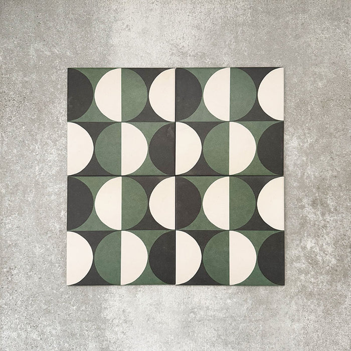 Abstrakte Kreise Musterfliese im Format 20 × 20 cm, in einem wiederholten Raster dargestellt, um das markante kreisförmige Design hervorzuheben. Tiefe Grüntöne, Anthrazit und sanfte Cremenuancen bilden ein ausdrucksstarkes und zugleich ausgewogenes Muster, in Szene gesetzt mit floralen Akzenten, um die Fliesen als dekoratives Element für Boden-, Wand- oder Spritzschutzflächen zu präsentieren.