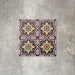 Kuba Havana Mini Feinsteinzeugfliesen im marokkanischen Stil im Format 15 × 15 cm, in einem wiederholten geometrischen Muster mit navyfarbenem Hintergrund und Akzenten in Rosa, Grün und Senf, die die detailreichen Enkaustik-Motive und die kraftvolle Symmetrie des Designs hervorheben.