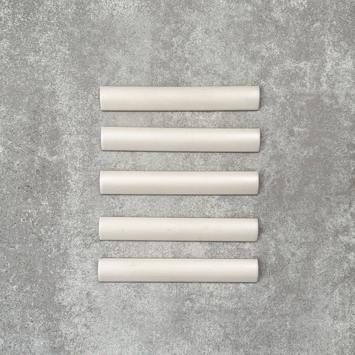 Zellige Auster Bordürenfliese Keramikfliesen in sanftem Auster-Weiß im Format 3 × 20 cm, flach auf einem neutralen Hintergrund ausgelegt.