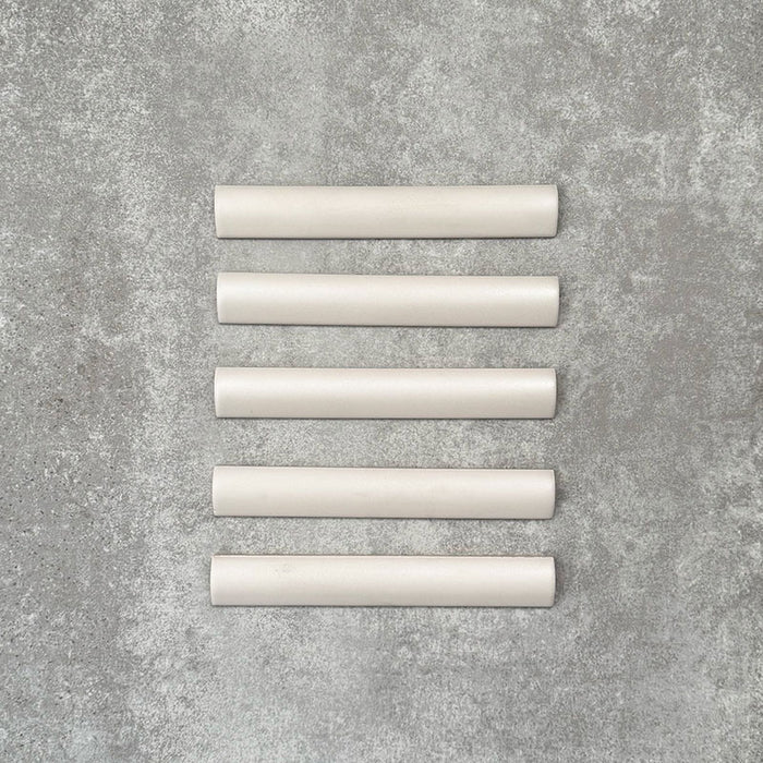 Zellige Auster Bordürenfliese Keramikfliesen in sanftem Auster-Weiß im Format 3 × 20 cm, flach auf einem neutralen Hintergrund ausgelegt.