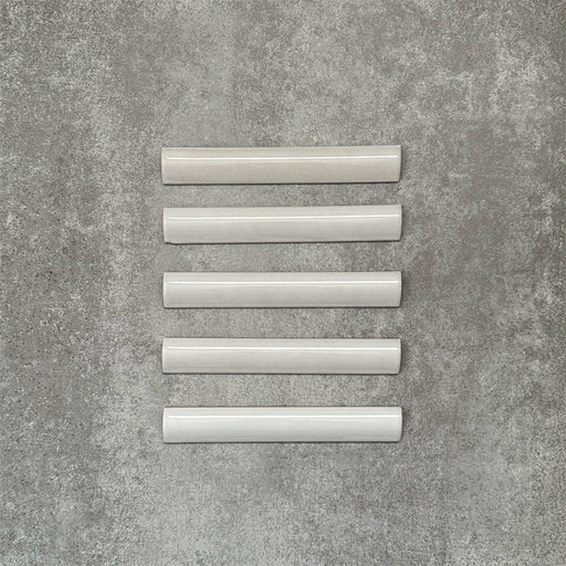 Zellige Weiß Bordürenfliese Keramikfliesen im marokkanischen Stil im Format 3 × 20 cm, in einer sauberen Reihe angeordnet, mit glatter, glänzender Oberfläche.