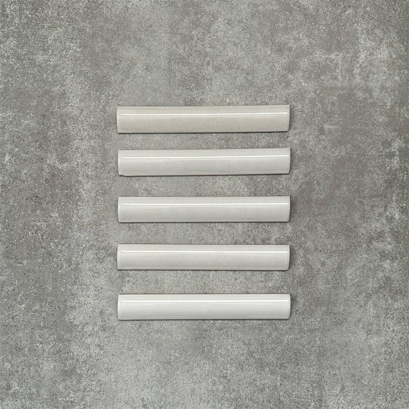 Zellige Weiß Bordürenfliese Keramikfliesen im marokkanischen Stil im Format 3 × 20 cm, in einer sauberen Reihe angeordnet, mit glatter, glänzender Oberfläche.