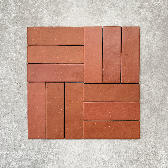 Atlas Terrakotta Mini Brick Matt Wand- und Bodenfliesen im Format 5 × 15 cm mit warmen Terrakotta-Tönen und einer Oberfläche in handgefertigter Optik – ideal für mediterran inspirierte Küchen, Badezimmer