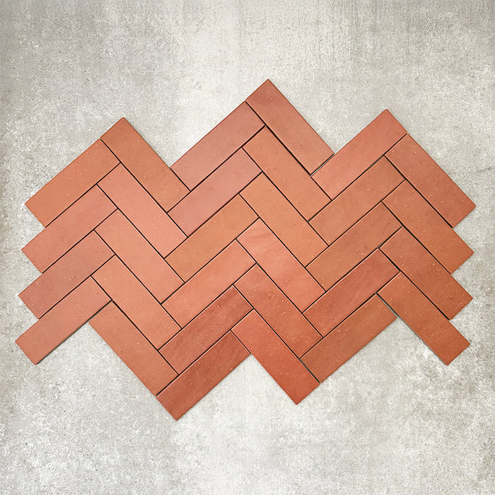 Atlas Terrakotta Mini Brick Matt Wand- und Bodenfliesen im Format 5 × 15 cm mit warmen Terrakotta-Tönen und einer Oberfläche in handgefertigter Optik – ideal für mediterran inspirierte Küchen, Badezimmer