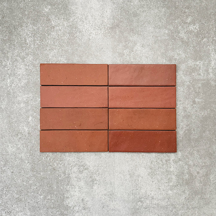 Atlas Terrakotta Mini Brick Matt Wand- und Bodenfliesen im Format 5 × 15 cm mit warmen Terrakotta-Tönen und einer Oberfläche in handgefertigter Optik – ideal für mediterran inspirierte Küchen, Badezimmer