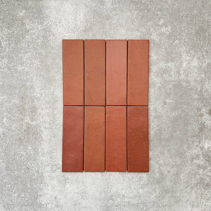 Atlas Terrakotta Mini Brick Matt Wand- und Bodenfliesen im Format 5 × 15 cm mit warmen Terrakotta-Tönen und einer Oberfläche in handgefertigter Optik – ideal für mediterran inspirierte Küchen, Badezimmer