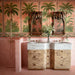 Badezimmer mit Atlas Pink Moroccan Mini Brick Matt Wandfliesen im Format 5 × 15 cm im Fischgrätmuster, kombiniert mit tropischer Palmentapete, geschnitzten Holzspiegeln und Waschbecken in Marmoroptik für ein luxuriöses, eklektisches Interior.