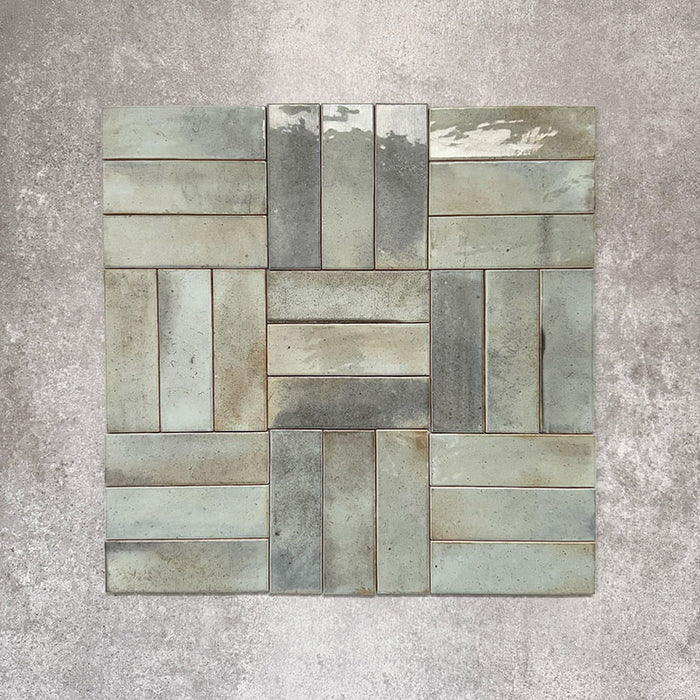 Saigon Seladongrün Brick Wandfliesen im Flechtmuster (Basketweave) verlegt. Marokkanisch inspirierte Keramikfliesen im Format 5,1 × 16,1 cm mit weicher Grün- und Blau-Grau-Tonvariation.