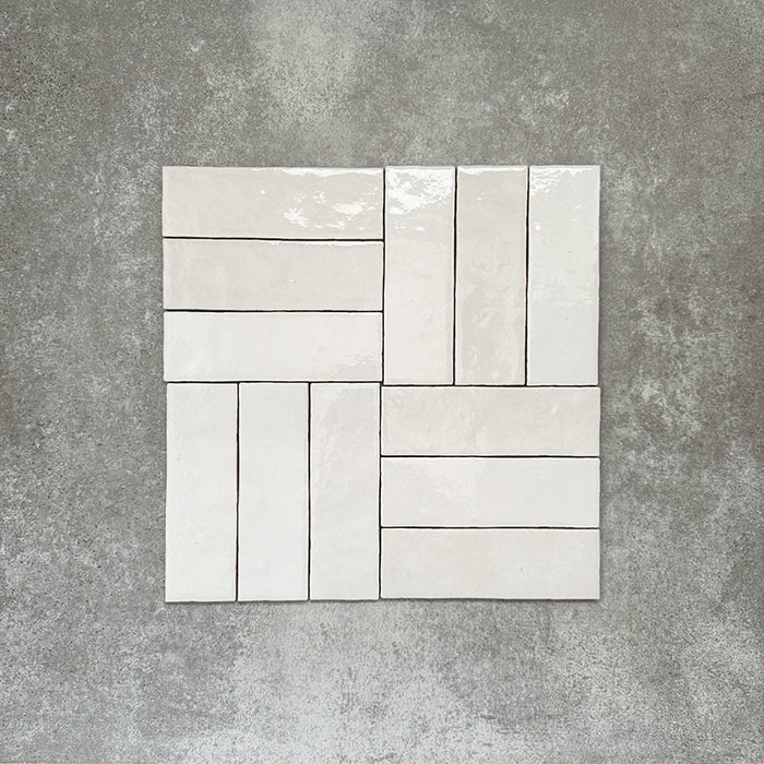 Zellige Weiß Ziegel Fliesen im Flechtmuster (Basketweave) verlegt, mit glänzend weißem Finish und natürlicher tonaler Variation.
