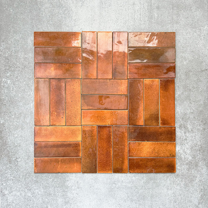 Saigon Bernstein Brick Wandfliesen im Flechtmuster (Basketweave) verlegt. Marokkanisch inspirierte Keramikfliesen im Format 5,1 × 16,1 cm mit reichen Bernstein- und Kupferfarbvariationen.