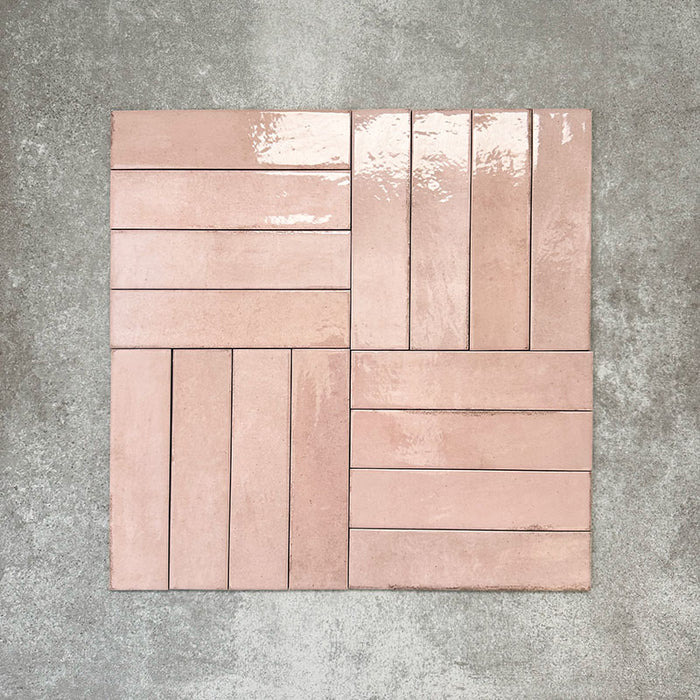 Nomadin Rose Ziegel-Wandfliesen im Format 6 × 24,6 cm, im Flechtmuster (Basketweave) verlegt, um den sanften Roséton, die glänzende Oberfläche und die feine Oberflächenvariation zu betonen.