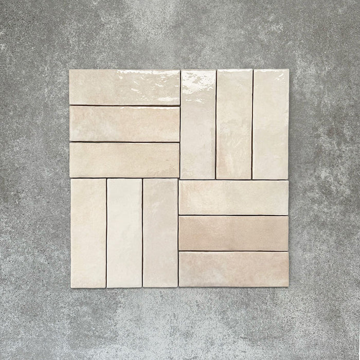Zellige Beige Riemchenfliesen im marokkanischen Stil in warmem Beigeton, im einfachen Flechtmuster (Basketweave) verlegt.