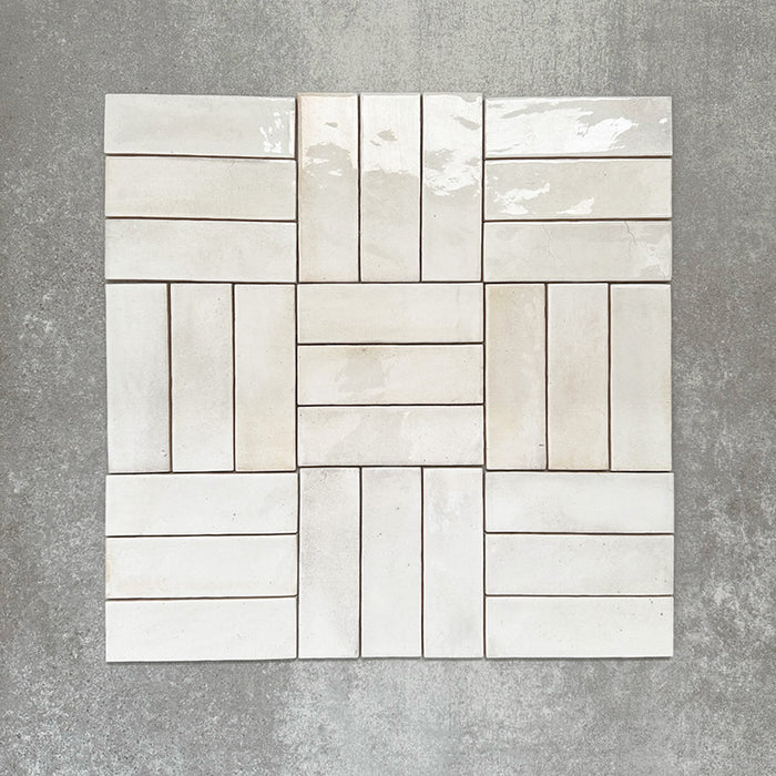 Saigon Weiß Brick Wandfliesen im Flechtmuster (Basketweave) verlegt. Marokkanisch inspirierte Keramikfliesen im Format 5,1 × 16,1 cm in sanften Weißtönen mit dezenter Farbvariation.