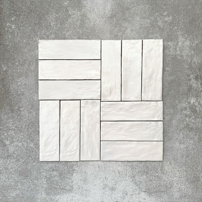 Flechtmuster (Basketweave) mit Zellige Auster Brick Keramikfliesen im marokkanischen Stil im Format 6,5 × 20 cm, bei dem horizontale und vertikale Verlegung kombiniert werden, um die handwerkliche Textur, die sanften Auster-Töne und die feine Oberflächenvariation der glasierten Fliesen hervorzuheben.