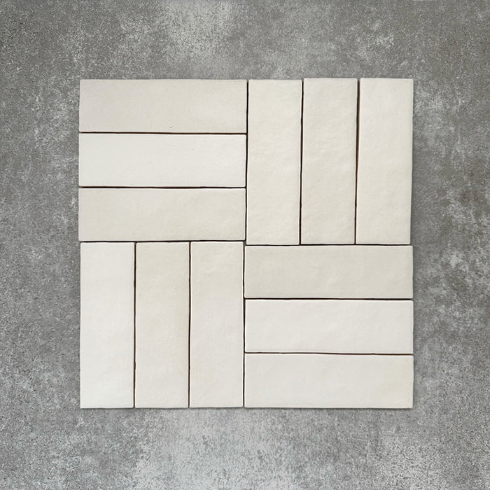 Flechtmuster (Basketweave) mit Zellige Kreideweiß Matt Riemchenfliesen im marokkanischen Stil im Format 6,5 × 20 cm.