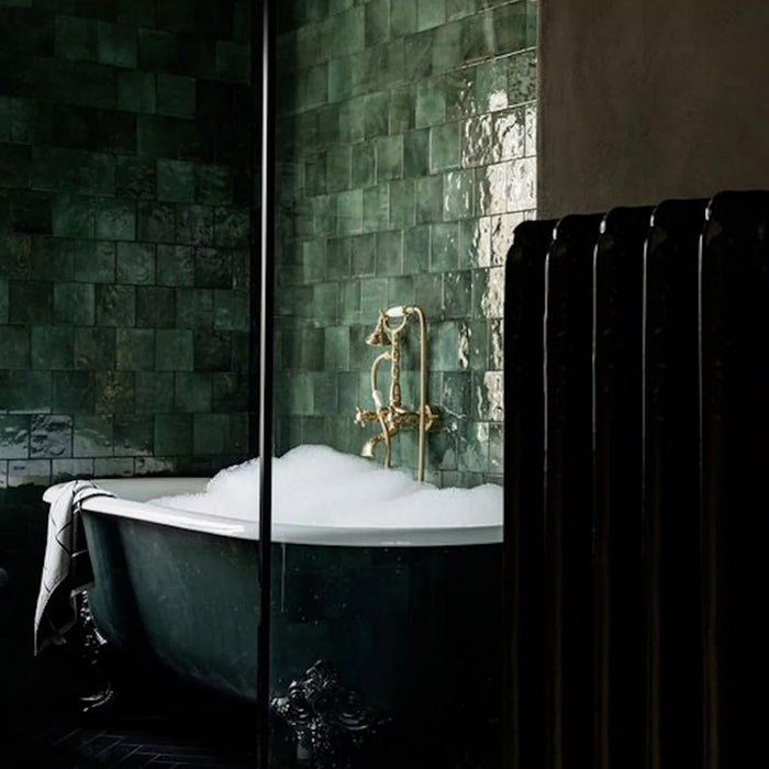 Badezimmer mit Zellige Königliches Grün Quadrat Keramik-Wandfliesen im marokkanischen Stil im Format 13,2 × 13,2 cm, in satten, tiefen Grüntönen. Im klassischen Raster rund um eine freistehende Badewanne verlegt und mit Messingarmaturen kombiniert, entsteht ein ausdrucksstarkes, stimmungsvolles Finish mit handgefertigtem Zellige-Effekt.