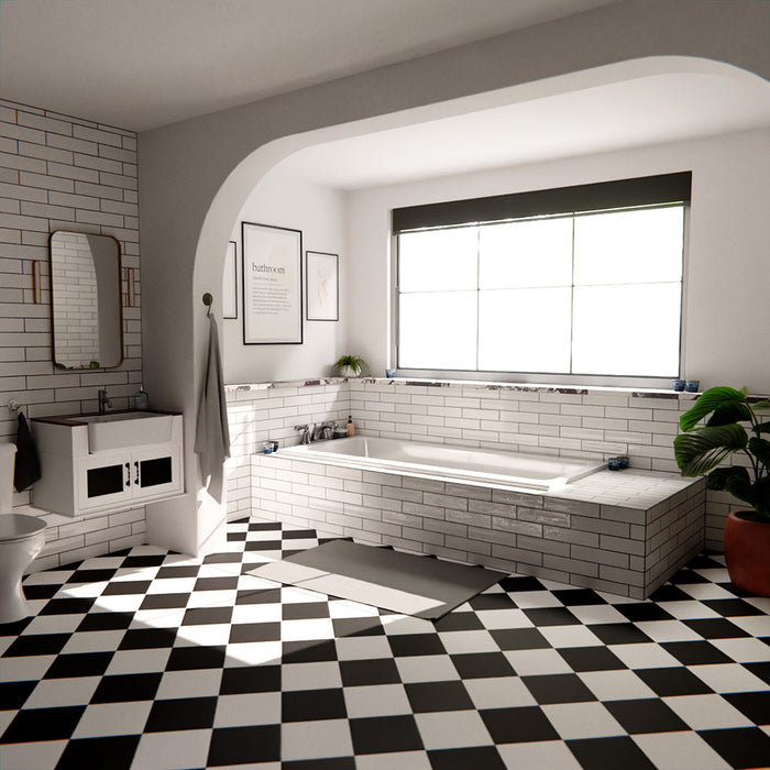 Nireobi Weiß glänzend Fliesen im Handmade-Look, inszeniert in einem Badezimmer mit ziegelartiger Wandverlegung, kombiniert mit einer eingebauten Badewanne, schwarz-weiß gemusterten Bodenfliesen und sanftem Tageslicht.