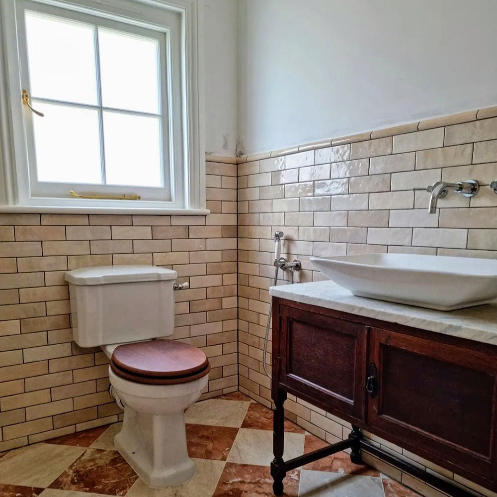 Marokkanisch inspirierte Zellige Beige Riemchenfliesen im Badezimmer, im klassischen horizontalen Verband verlegt, mit warmen, neutralen Farbtönen.