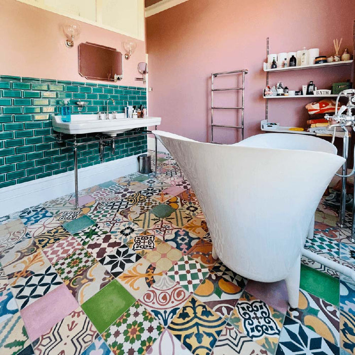 Badezimmer mit Fayrouz Patchwork Feinsteinzeugfliesen im marokkanischen Stil im Format 20 × 20 cm, verlegt als ausdrucksstarker Boden. Die Kombination aus farbenfrohen geometrischen und floralen Mustern erzeugt einen markanten, dekorativen Patchwork-Effekt.