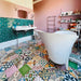 Badezimmer mit Fayrouz Patchwork Feinsteinzeugfliesen im marokkanischen Stil im Format 20 × 20 cm, verlegt als ausdrucksstarker Boden. Die Kombination aus farbenfrohen geometrischen und floralen Mustern erzeugt einen markanten, dekorativen Patchwork-Effekt.