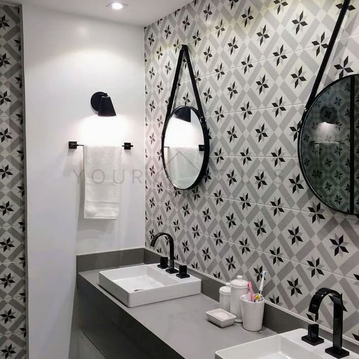 Badezimmer mit Canterbury Stern Wandfliesen im viktorianischen Stil im Format 20 × 20 cm, gestaltet als klassische Akzentwand in Schwarz, Grau und Weiß. Kombiniert mit modernen Waschbecken, schwarzen Armaturen und klaren weißen Oberflächen.