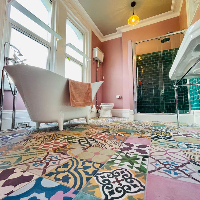 Badezimmer mit Fayrouz Patchwork Feinsteinzeugfliesen im marokkanischen Stil im Format 20 × 20 cm, verlegt als ausdrucksstarker Boden. Die Kombination aus farbenfrohen geometrischen und floralen Mustern erzeugt einen markanten, dekorativen Patchwork-Effekt.