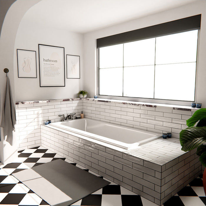 Nireobi Weiß glänzend Fliesen im Handmade-Look, inszeniert in einem Badezimmer mit ziegelartiger Wandverlegung, kombiniert mit einer eingebauten Badewanne, schwarz-weiß gemusterten Bodenfliesen und sanftem Tageslicht.