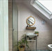 Interiordetail mit Zellige Rosa Nebel Ziegel Keramik-Wandfliesen im marokkanischen Stil im Format 6,5 × 20 cm, horizontal im Ziegelverband hinter einer dekorativen Vase und gemusterten Fliesen verlegt. Die glänzende Oberfläche, feine Farbvariation und die handgefertigte Zellige-Optik kommen dabei besonders zur Geltung.