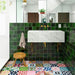 Badezimmer mit Fayrouz Patchwork Feinsteinzeugfliesen im marokkanischen Stil im Format 20 × 20 cm, verlegt als ausdrucksstarker Boden. Die Kombination aus farbenfrohen geometrischen und floralen Mustern erzeugt einen markanten, dekorativen Patchwork-Effekt.